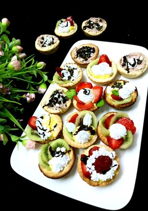A picture of Custard fruit tart.
