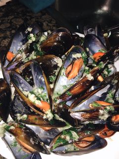 Una foto de Mejillones al vapor con ajo y perejil🌿
