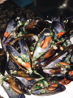 Una foto de Mejillones al vapor con ajo y perejil🌿