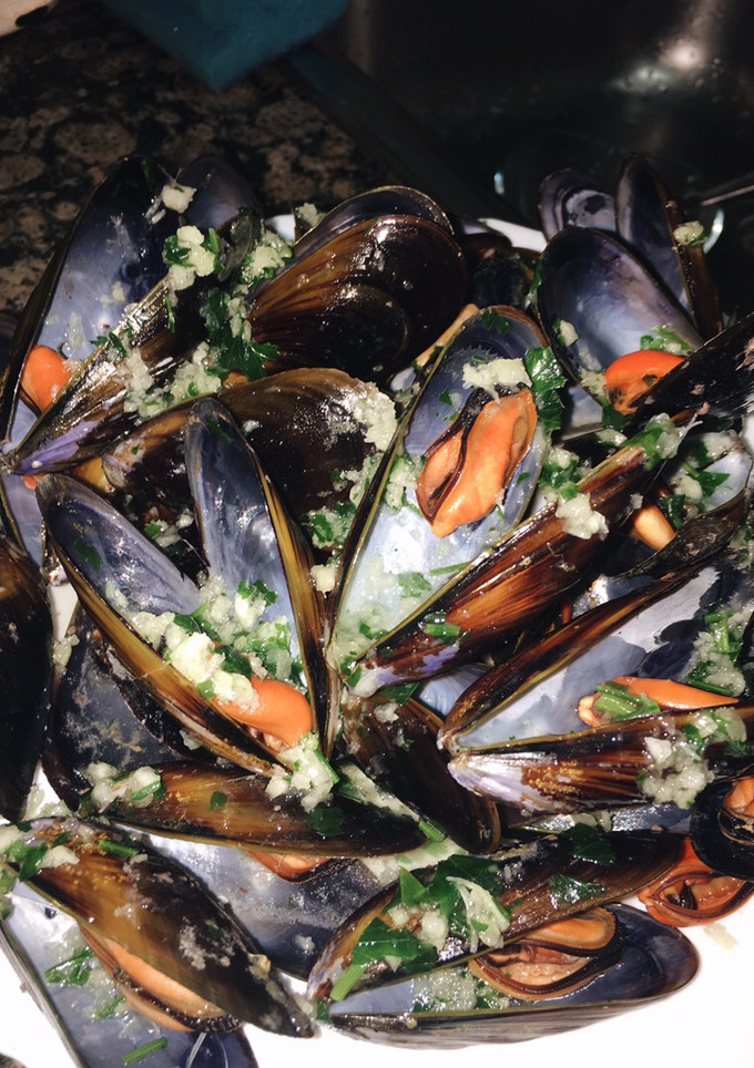 Una foto de Mejillones al vapor con ajo y perejil🌿