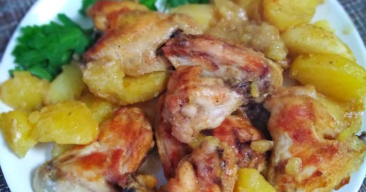 Куриные крылышки с картошкой. Ужин с крылышками курицы и картошка. Блюда из крылышек куриных с картошкой. Подача крылышек и картошки.