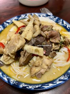 รูปของ "ขนมจีนแกงเขียวหวานไก่ ใส่ยอดมะพร้าวอ่อน"