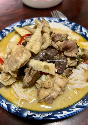 รูปของ "ขนมจีนแกงเขียวหวานไก่ ใส่ยอดมะพร้าวอ่อน"