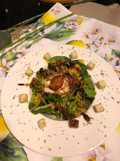 Una foto de Ensalada de brotes, manzana, mozzarela y crema de modena a las finas hierbas