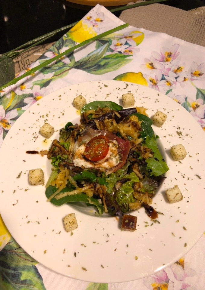 Una foto de Ensalada de brotes, manzana, mozzarela y crema de modena a las finas hierbas
