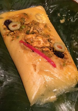 Una foto de Tamales de maíz con pollo