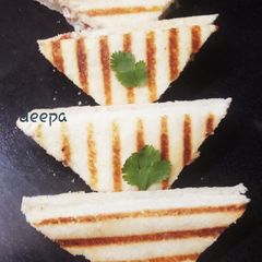 A picture of Vegetable curd sandwich grilled.