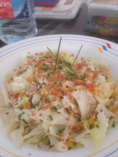 Una foto de Ensalada con salsa de mostaza y crujiente de queso de cabra