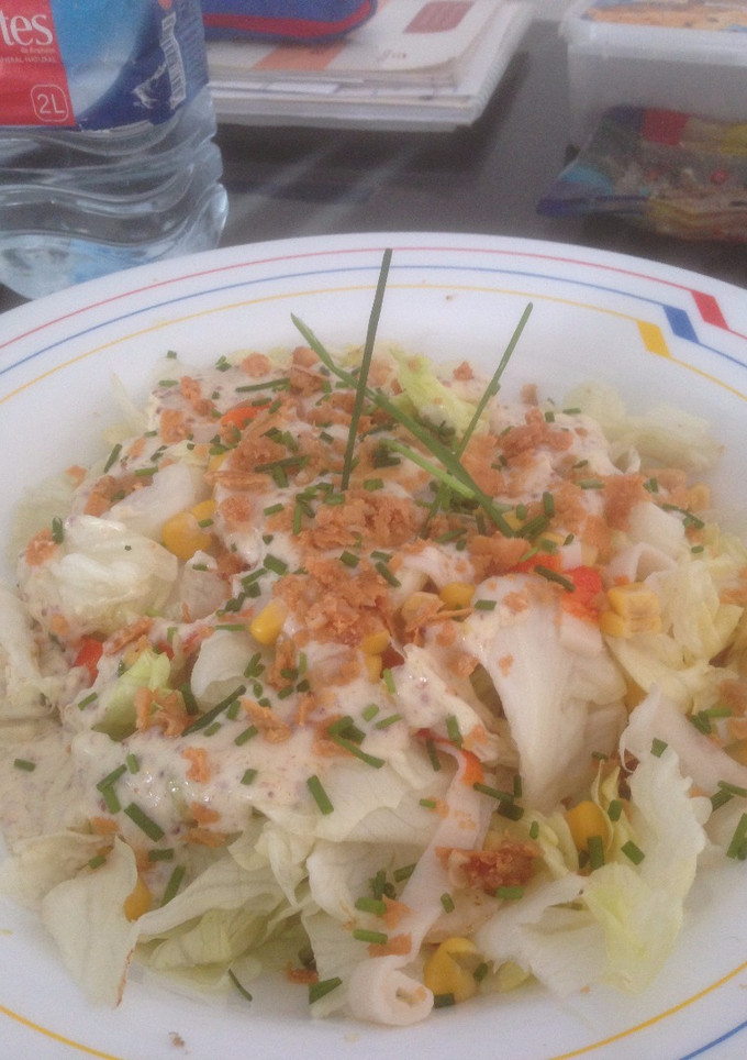 Una foto de Ensalada con salsa de mostaza y crujiente de queso de cabra