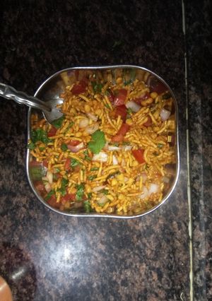 A picture of Namkeen bhel.