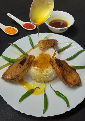 ইলিশ মাছ ভাজা ও সাদা ভাত (Illish fish fry with plain rice recipe in Bengali) রেসিপির প্রধান ছবি