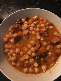 Una foto de Garbanzos con bacon chorizo y morcilla