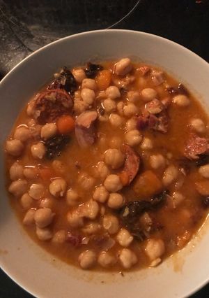 Una foto de Garbanzos con bacon chorizo y morcilla