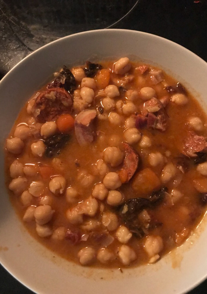 Una foto de Garbanzos con bacon chorizo y morcilla
