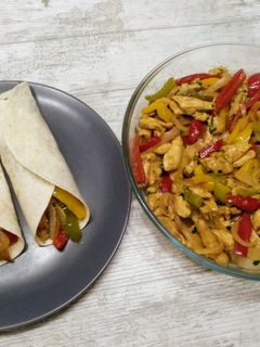 Una foto de Fajitas de pollo con verduras