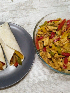 Una foto de Fajitas de pollo con verduras