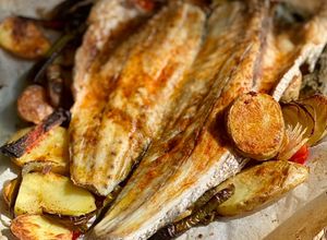 Foto principal de Corvina al horno con pimentón y su guarnición