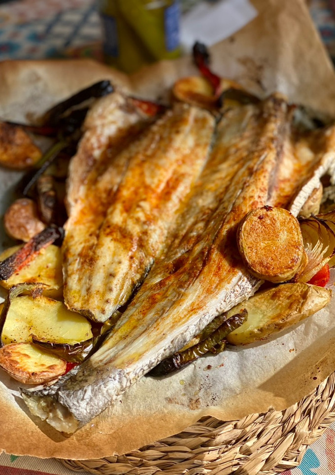 Una foto de Corvina al horno con pimentón y su guarnición