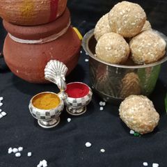 A picture of Til gul ladoo.