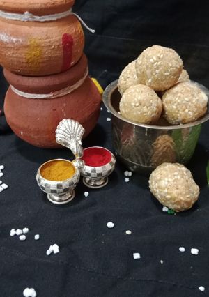 A picture of Til gul ladoo.