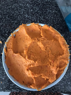 Una foto de Hummus de tomate