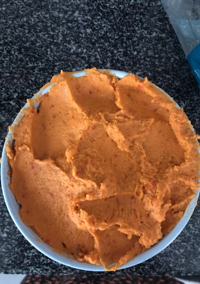 Una foto de Hummus de tomate