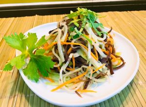 Hình của món Su hào xào mộc nhĩ (nấm mèo).