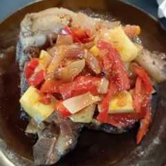 Una foto de Bife con salteado de morrón cebolla y tomate
