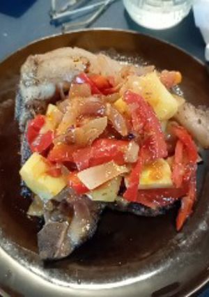 Una foto de Bife con salteado de morrón cebolla y tomate