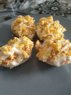 Una foto de Huevos rellenos 🥚🥫