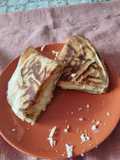 Lipie cu omletă și brânză,bun pentru micul dejun