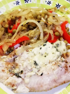 Una foto de Filet de merluza alimonado al roquefort con vegetales