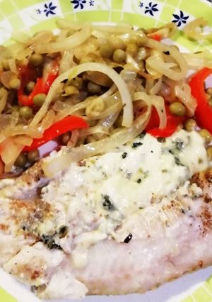 Una foto de Filet de merluza alimonado al roquefort con vegetales