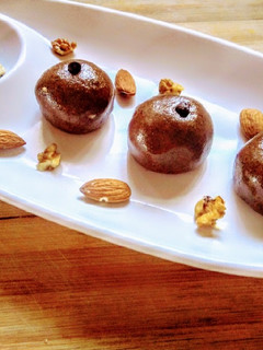 A picture of Multigrain choco nuts laddoo.