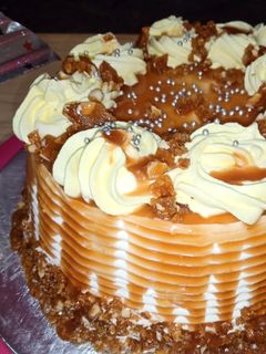 பட்டர் ஸ்காட்ச் கேக் (Butterscotch cake recipe in tamil) செய்முறை முக்கிய புகைப்படம்