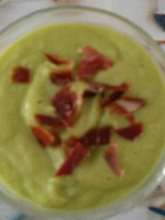 Una foto de Gazpacho de aguacate