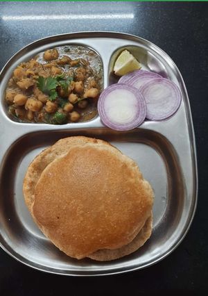 छोले भटूरे (chole bhature recipe in Hindi) रेसिपी मुख्य फोटो