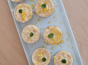 Una foto de Postre de limón en vasito 🍋