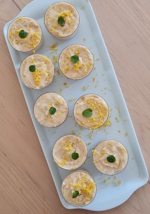 Una foto de Postre de limón en vasito 🍋