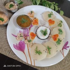 A picture of Steamed Rava(Suji) Idli(instant).