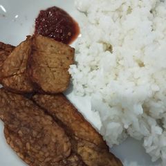 A picture of Tempe Goreng / Crispy fried tempe.