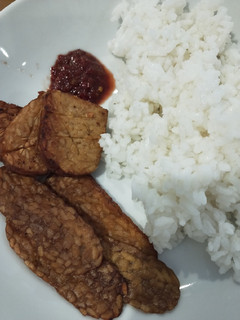 A picture of Tempe Goreng / Crispy fried tempe.