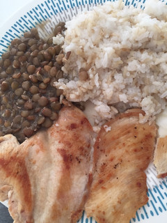 Una foto de Arroz integral con pollo a la plancha y lentejas guisadas