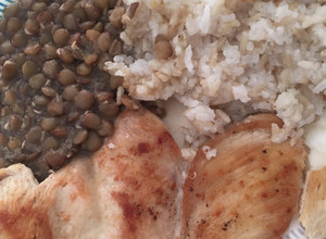 Una foto de Arroz integral con pollo a la plancha y lentejas guisadas