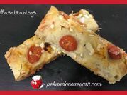 Una foto de focaccia de cebolla