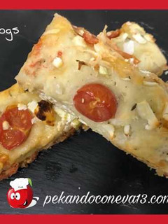Una foto de Focaccia con tomates cherry, cebolla y rulo de cabra