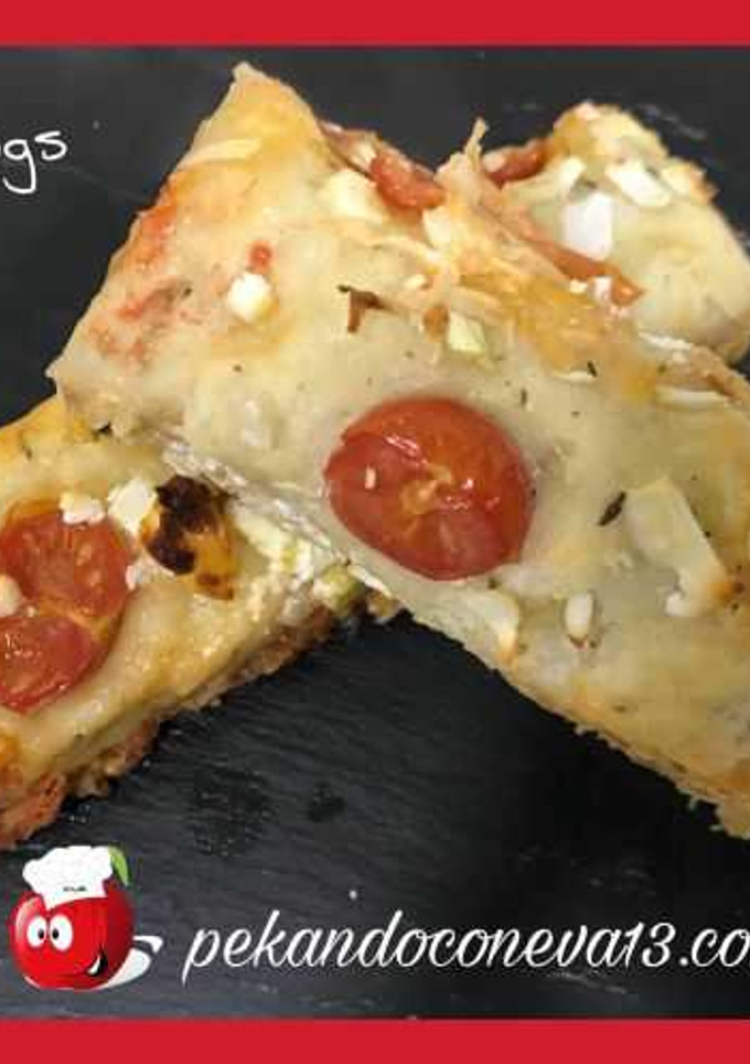 Una foto de Focaccia con tomates cherry, cebolla y rulo de cabra