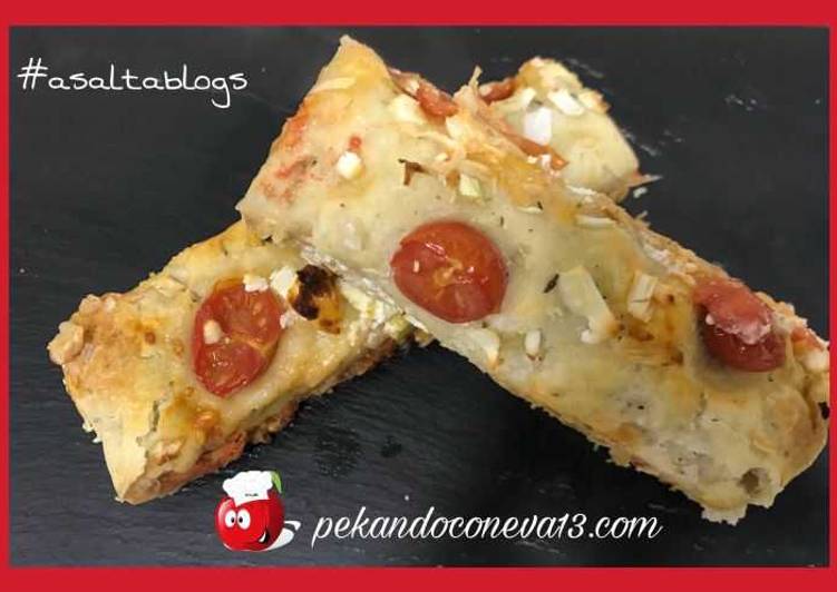 Focaccia con tomates cherry, cebolla y rulo de cabra