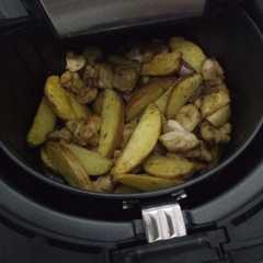 Una foto de Pollo y de patatas sin horno ni aceite