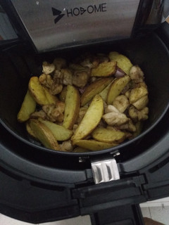 Una foto de Pollo y de patatas sin horno ni aceite
